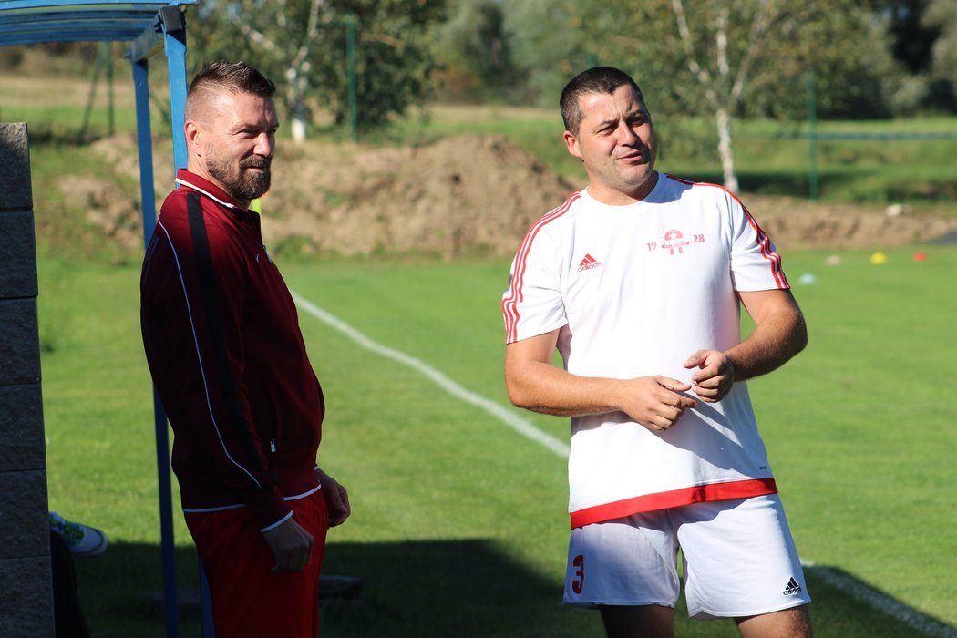 Zajímavé setkání prožil v Tupadlech Tomáš Řepka (vlevo), a to s domácím fotbalistou Václavem Průchou, kterému je přezdíváno tamními právě &#34;Řepka&#34; 