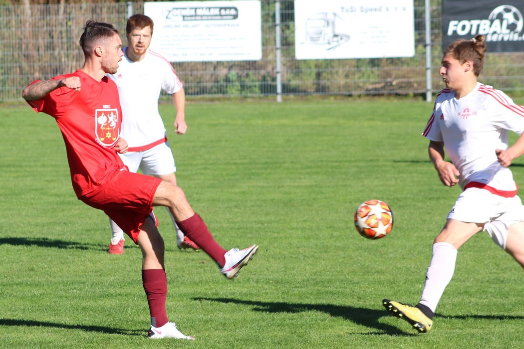 Václav Kadlec v akci při zápase na hřišti Tupadel za Červené Janovice v III. třídě