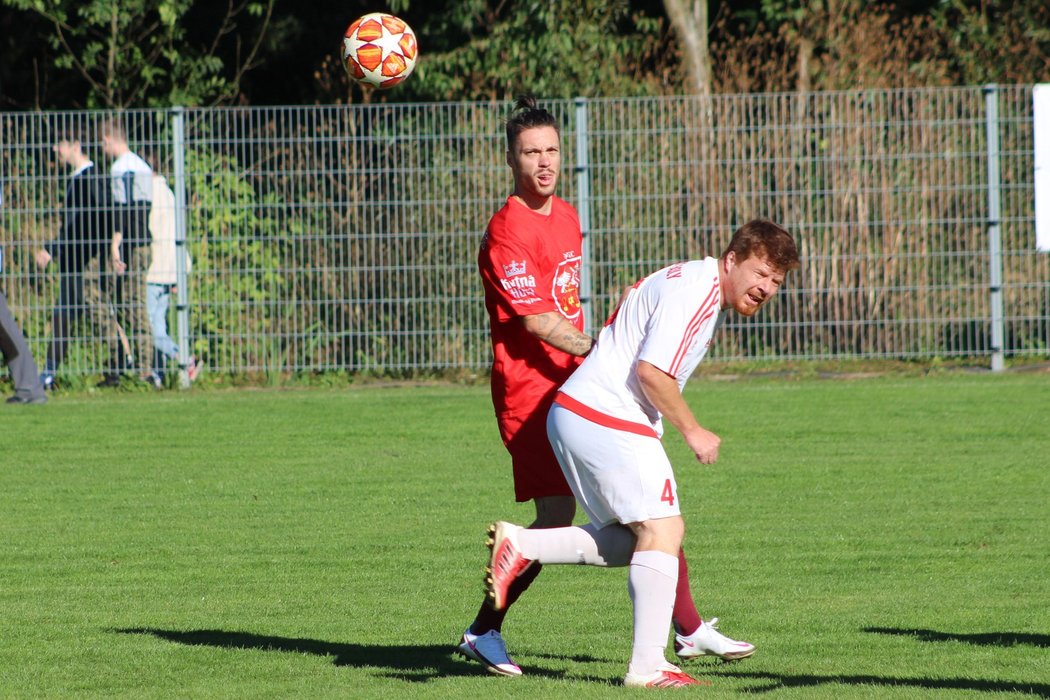 Václav Kadlec v akci při zápase na hřišti Tupadel za Červené Janovice v III. třídě