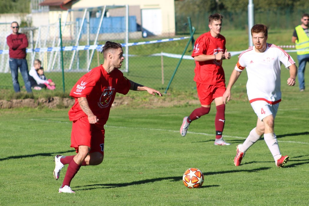 Václav Kadlec v akci při zápase na hřišti Tupadel za Červené Janovice v III. třídě