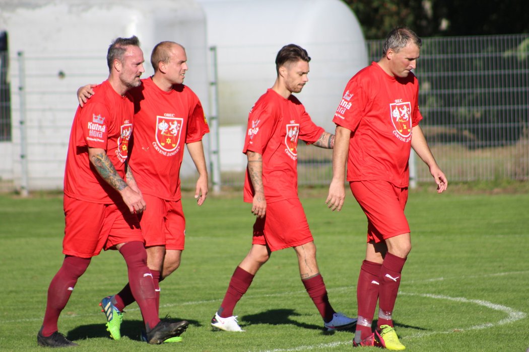 Fotbalisté Červených Janovic (zleva) Martin Jiránek, Jiří Kubík a Václav Kadlec po gólu Tomáše Panenky (vpravo), syna legendárního Antonína Panenky, z penalty proti Tupadlům.