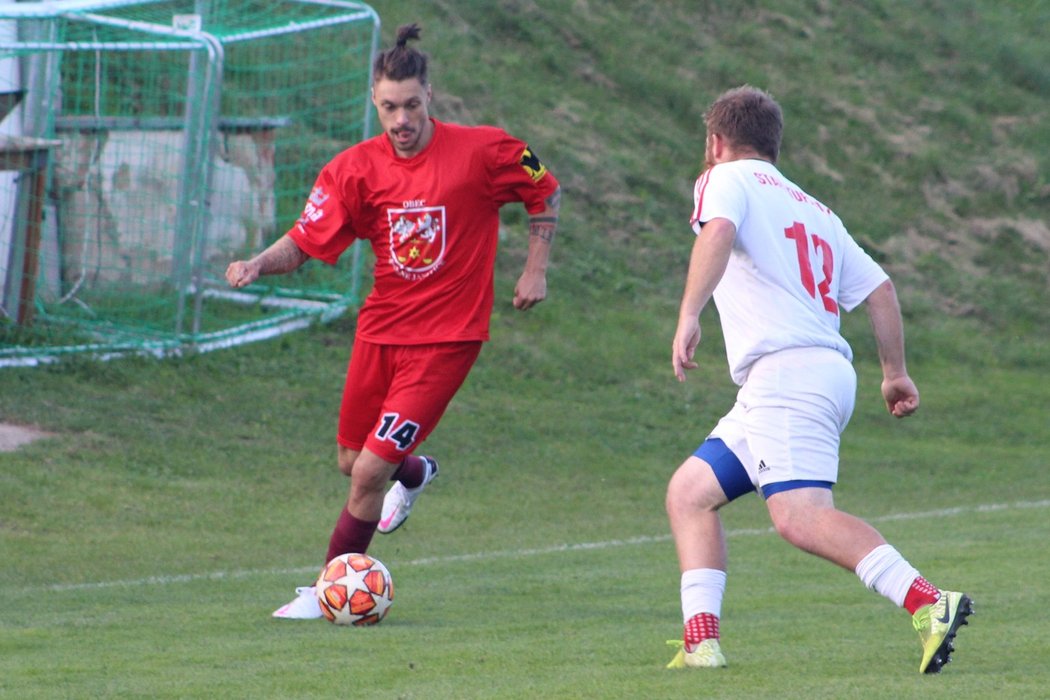 Václav Kadlec v akci při zápase na hřišti Tupadel za Červené Janovice v III. třídě