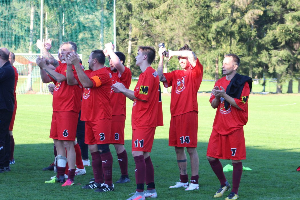 Fotbalisté Červených Janovic děkují po výhře 3:1 nad Tupadly fanouškům za podporu