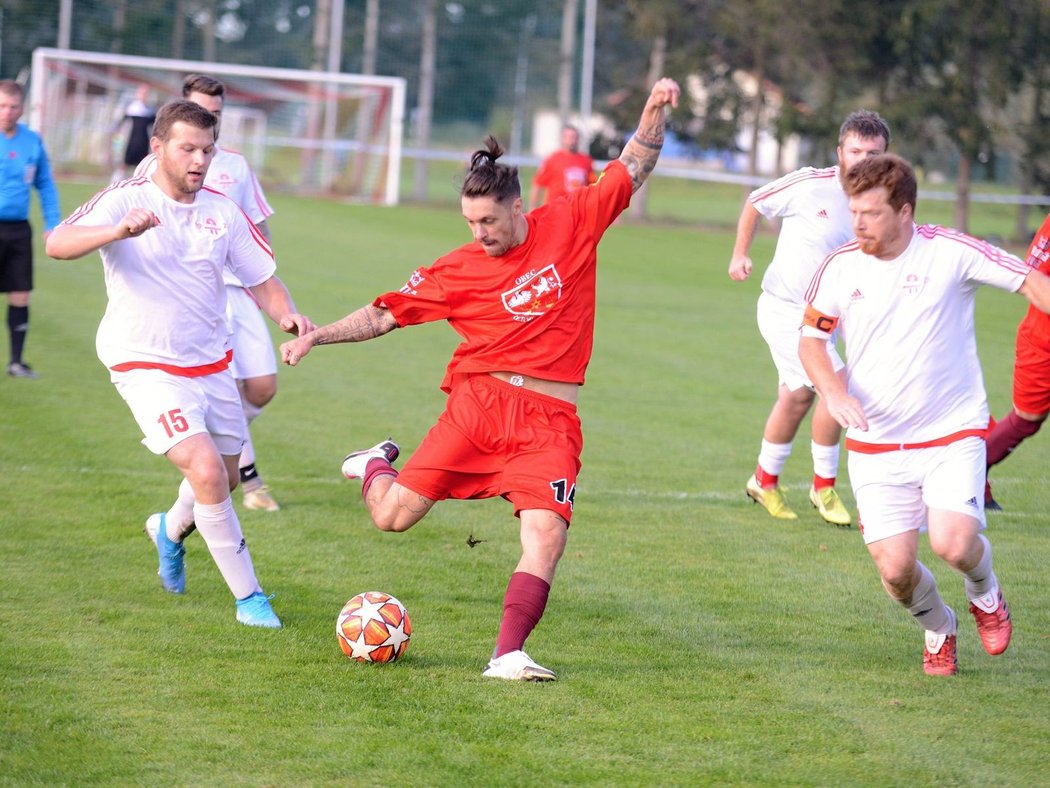 Václav Kadlec dává svůj první gól za Červené Janovice v III. třídě na Kutnohorsku. Prosadil se při svém debutu na hřišti Tupadel