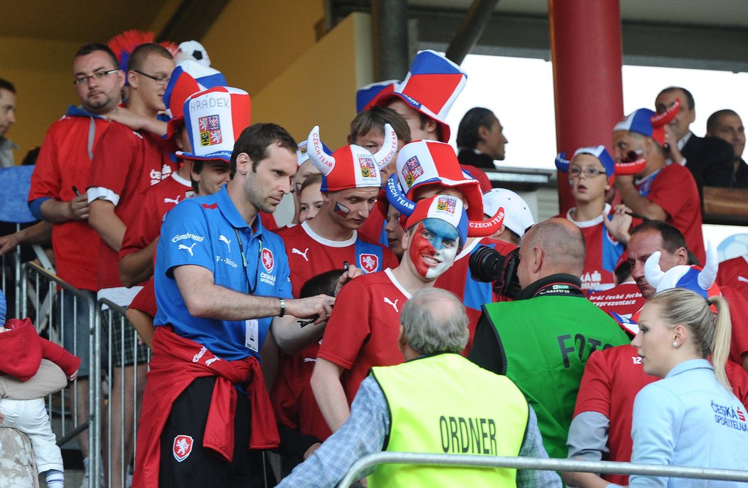 Čeští fanoušci na soustředění národního týmu v Rakousku, kde jim autogramy rozdával i Petr Čech