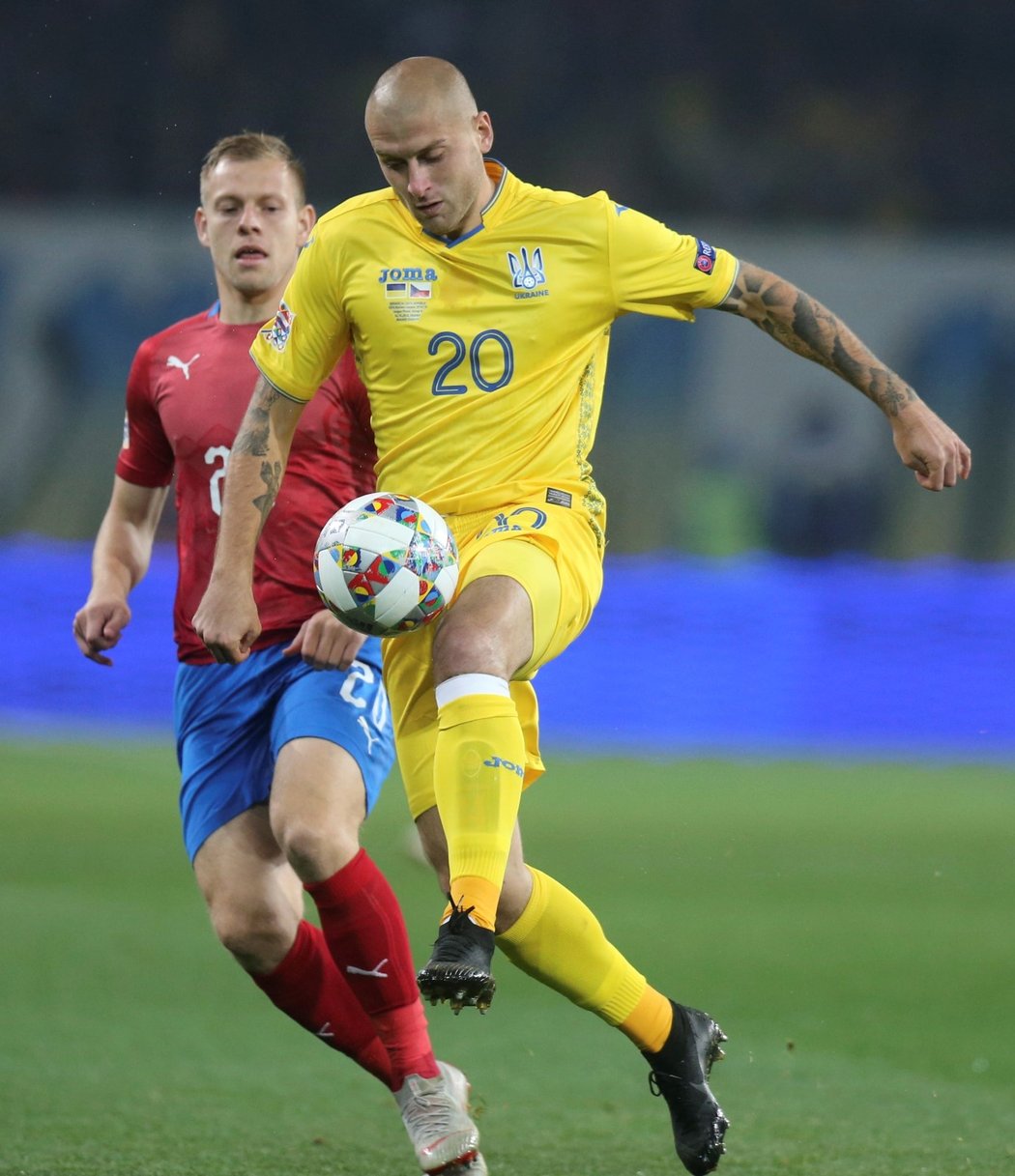 Jaroslav Rakickij proniká kolem Matěje Vydry