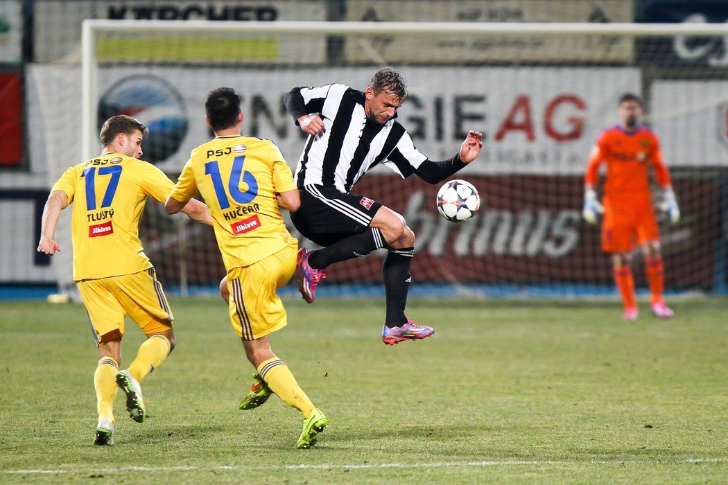 Fotbalisté Českých Budějovic nastoupili v březnu 2015 proti Jihlavě v retro dresech