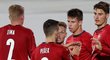 Čeští fotbalisté oslavují trefu Adama Hložka proti Bělorusku