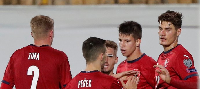 Čeští fotbalisté oslavují trefu Adama Hložka proti Bělorusku