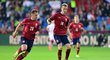 Čeští fotbalisté během utkání s Běloruskem, v ofenzivní akci je dvojice Jakub Jankto, Matěj Vydra