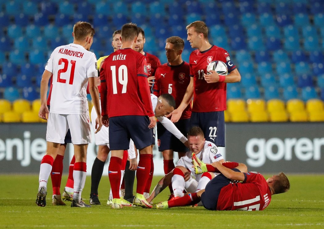 Michal Sadílek skončil po ostrém faulu Pavla Sedka v bolestech na trávníku