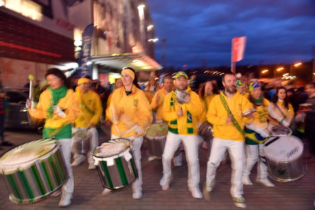 Před zápasem České republiky s Brazílií panovala parádní atmosféra, kterou povýšily rytmy bubeníků