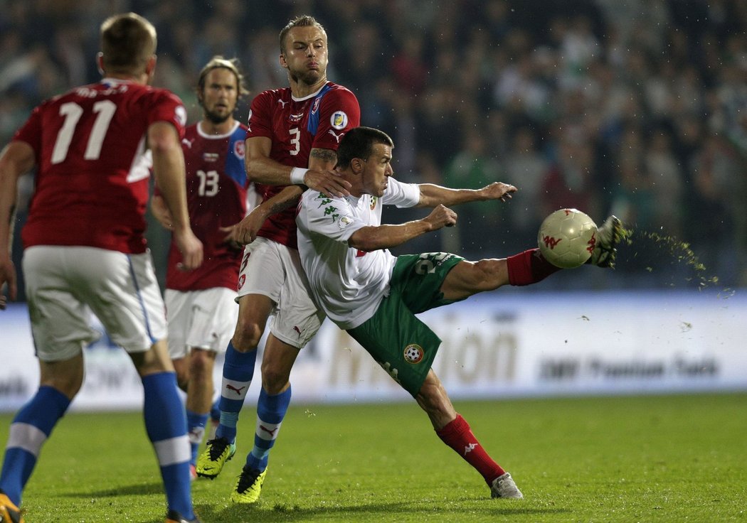 Bulharský hráč Emil Gargorov se snaží ohrozit českou branku