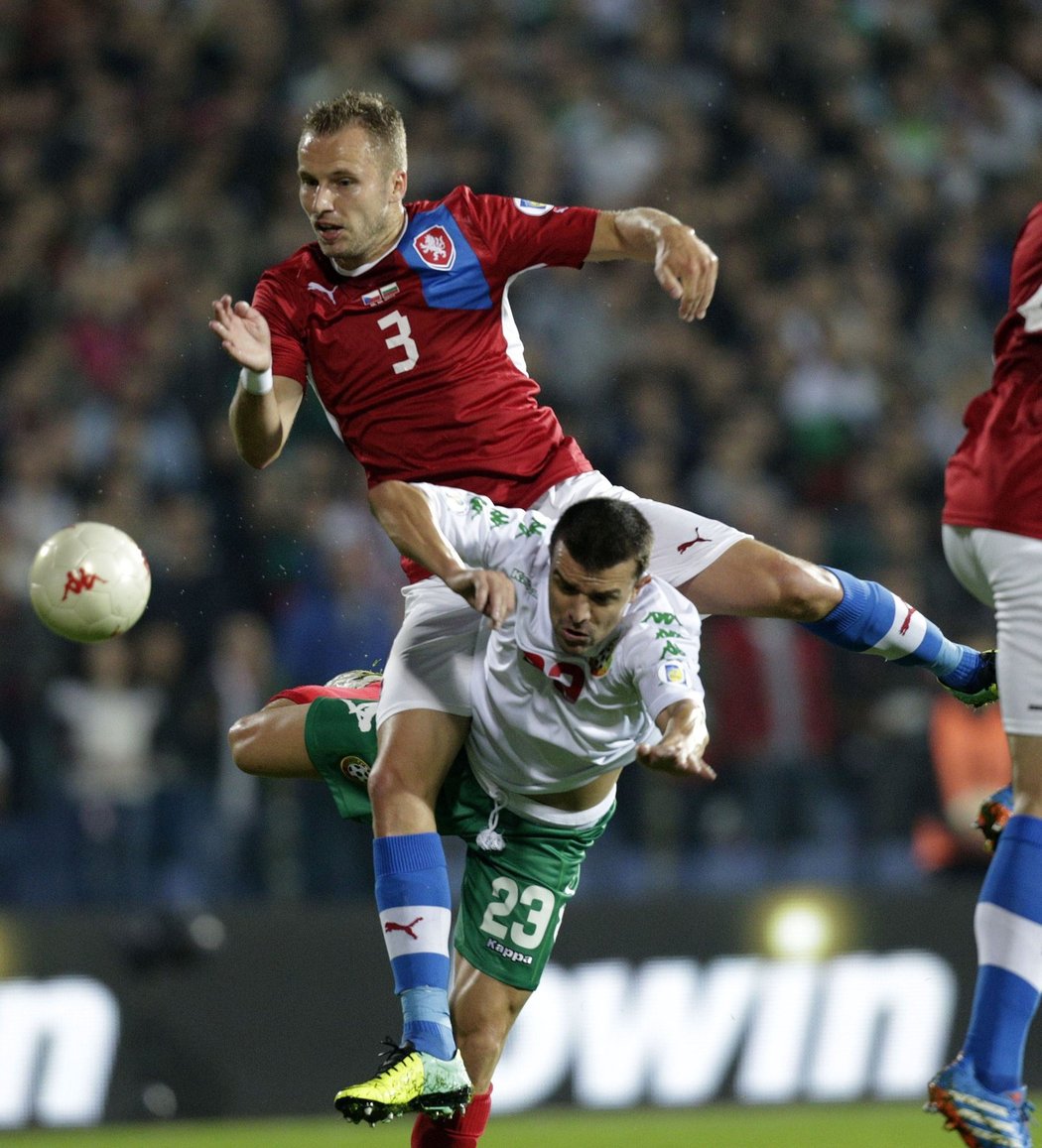 Michal Kadlec odkopává míč před Bulharem Gargorovem