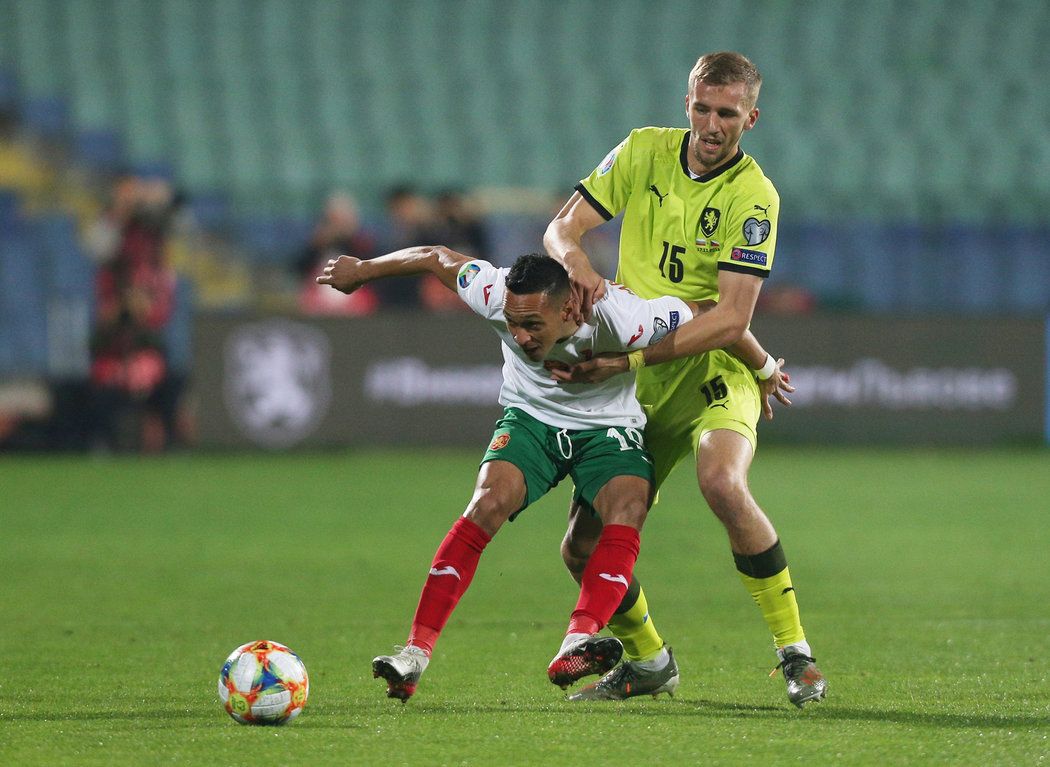 Tomáš Souček se snaží obrat o míč Bulhara Marcelinha