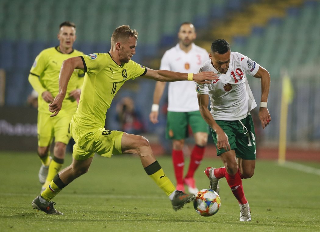 Tomáš Souček se snaží zastavit Marcelinha