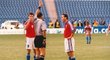 Pavel Nedvěd diskutuje s rozhodčím během zápasu České republiky s Brazílií na Konfederačním poháru v roce 1997. Všemu přihlíží Pavel Kuka
