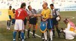 Jiří Němec si podává ruku s brazilským kapitánem Dungou před zápasem na Konfederačním poháru v roce 1997