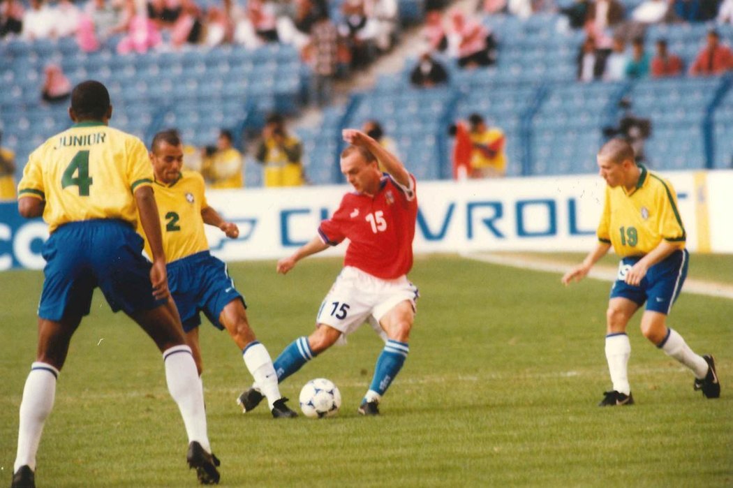 Fotografie z posledního vzájemného měření sil mezi Českou republikou a Brazílií v rámci semifinále Konfederačního poháru v roce 1997 v Saúdské Arábii