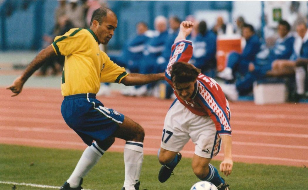 Fotografie z posledního vzájemného měření sil mezi Českou republikou a Brazílií v rámci semifinále Konfederačního poháru v roce 1997 v Saúdské Arábii