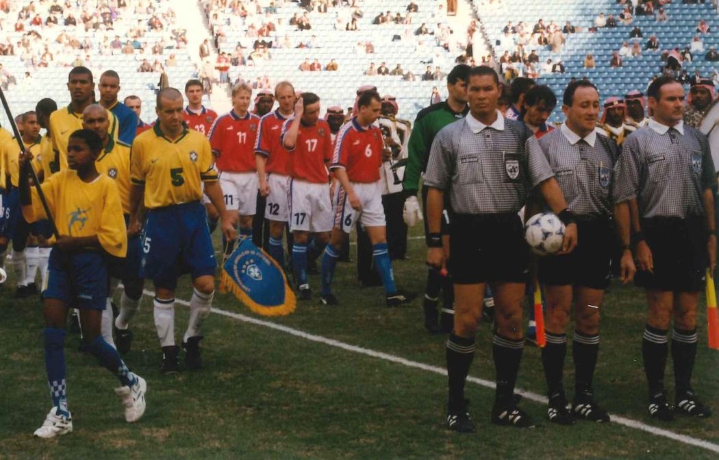 Fotografie z posledního vzájemného měření sil mezi Českou republikou a Brazílií v rámci semifinále Konfederačního poháru v roce 1997 v Saúdské Arábii