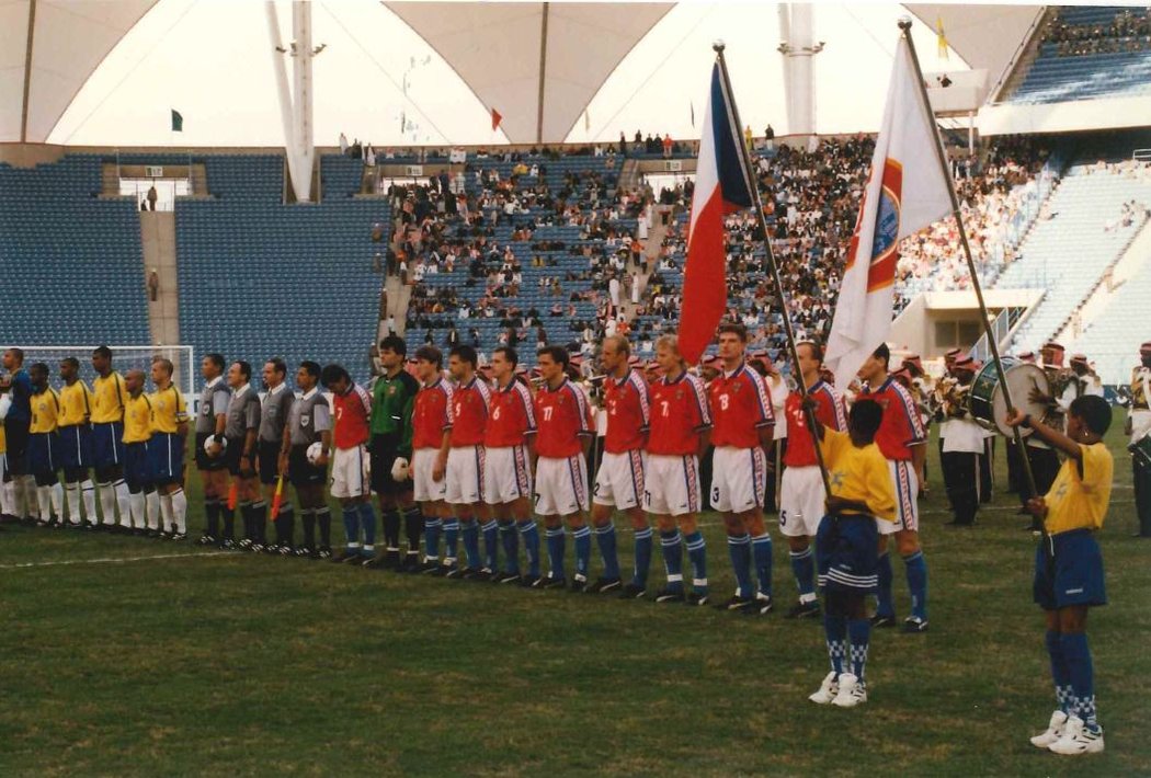 Fotografie z posledního vzájemného měření sil mezi Českou republikou a Brazílií v rámci semifinále Konfederačního poháru v roce 1997 v Saúdské Arábii