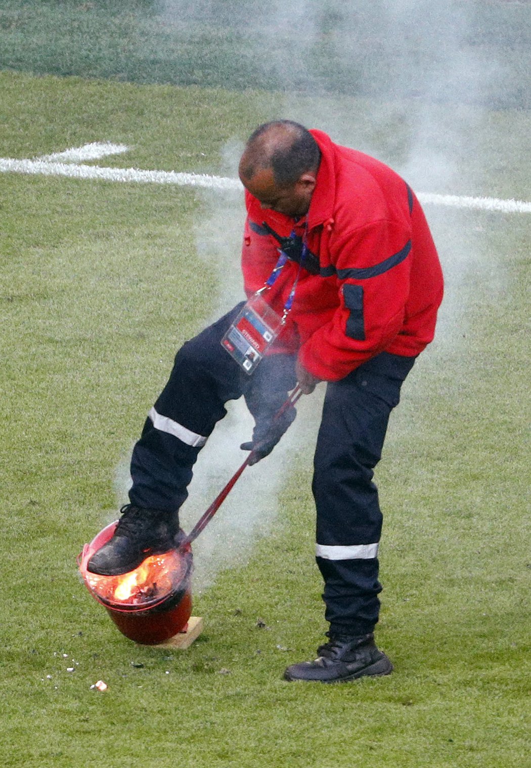 Pořadatelská služba měla s odklízením pyrotechniky chorvatských fanoušků plné ruce práce