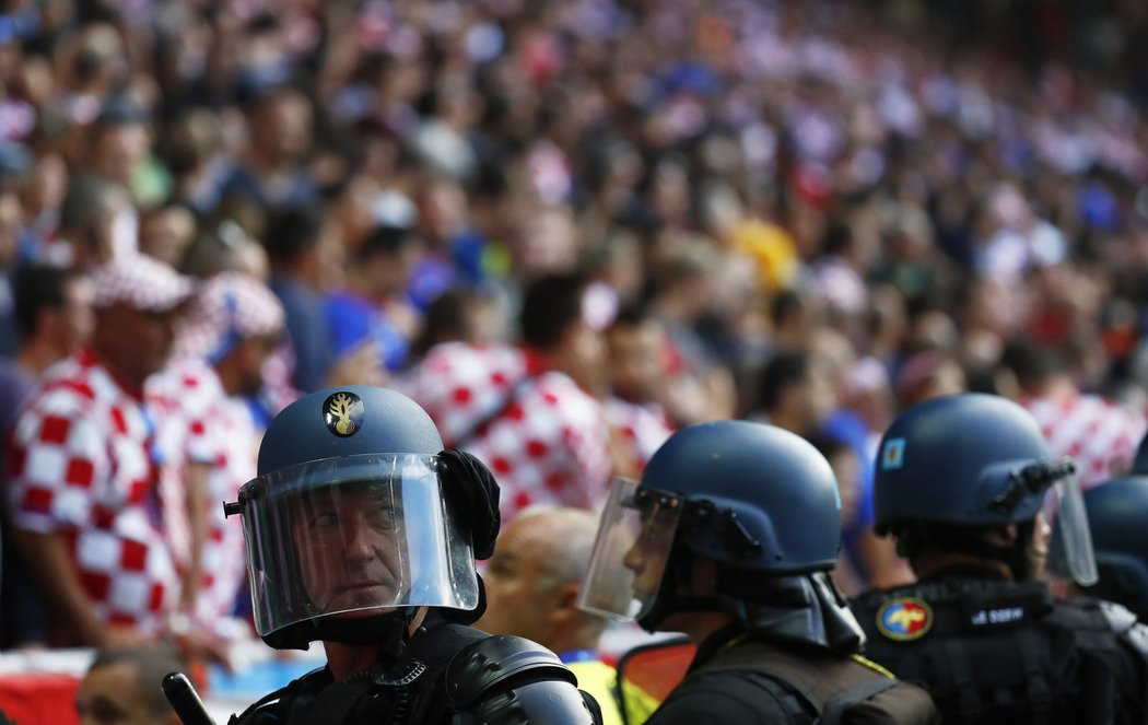 Klidnit rozdivočené chorvatské fandy museli dokonce policejní těžkooděnci