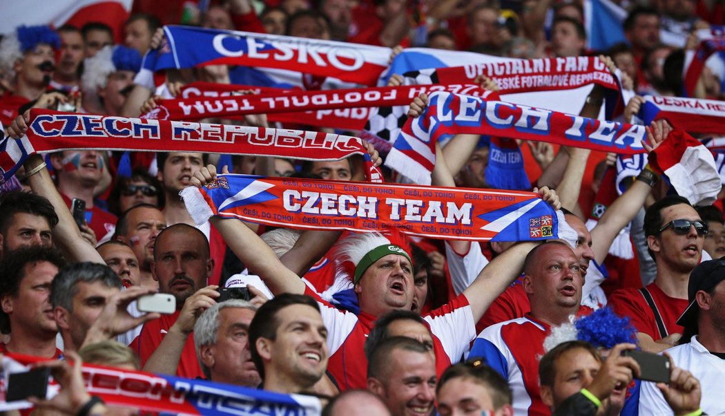 Českých fanoušků dorazilo na stadion v  Saint-Étienne několik tisíc