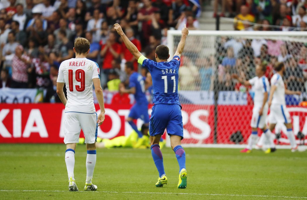 Radost kapitána Chorvatů Darijo Srny. Chorvatsko vedlo díky gólu Ivana Perišiče nad Čechy 1:0