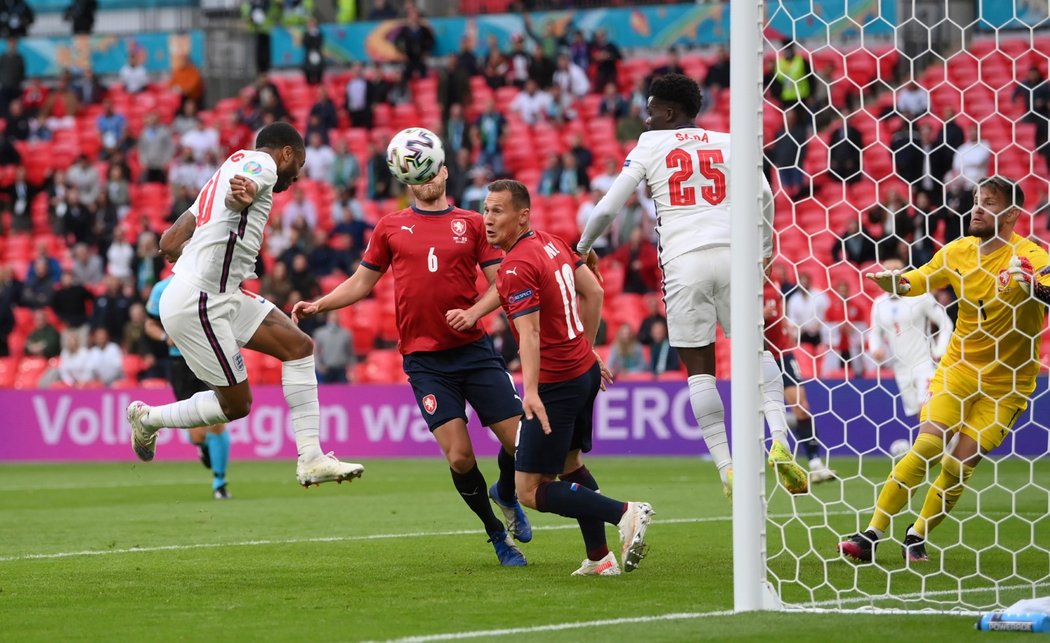 Raheem Sterling vstřelil hlavou první gól v utkání Anglie proti Česku