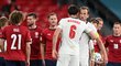 Čeští fotbalisté se zdraví s hráči Anglie po utkání na EURO