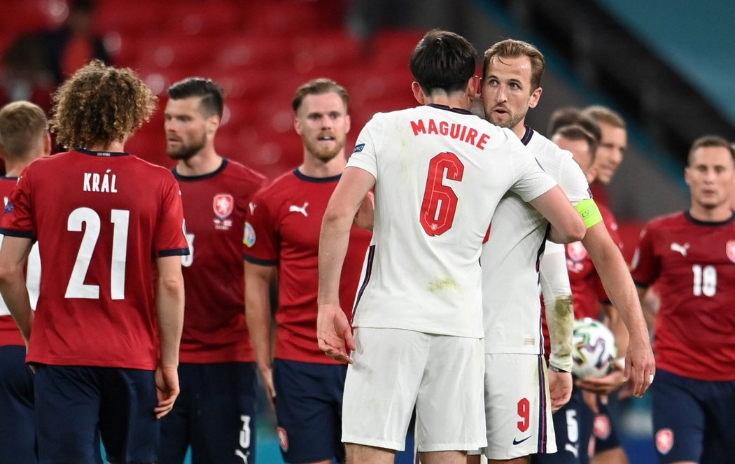 Čeští fotbalisté se zdraví s hráči Anglie po utkání na EURO