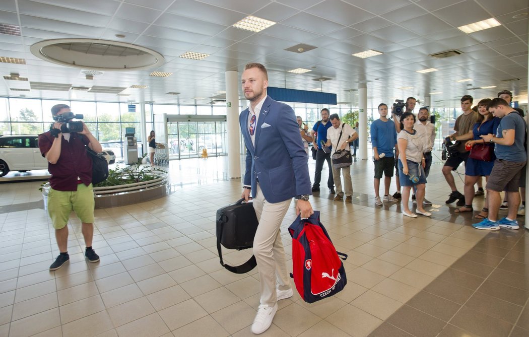 Obránce Michal Kadlec před odletem do Tours