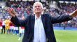 Legendární český trenér Karel Brückner děkuje fanouškům na Andrově stadionu při oslavách 100 let olomouckého fotbalu