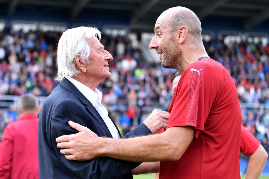 Karel Brückner v družném hovoru s Janem Kollerem během exhibice na stadionu v Olomouci