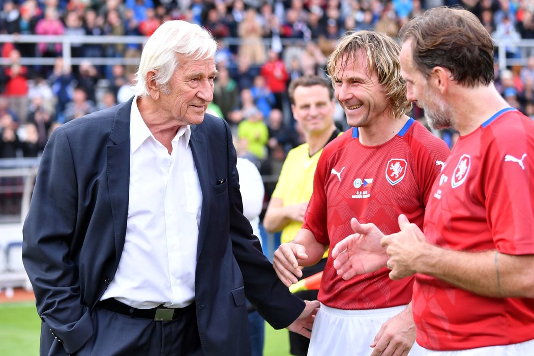 Legendy českého fotbalu. Karel Brückner, Pavel Nedvěd a Vladimír Šmicer na stadionu v Olomouci při oslavách 100 let od založení klubu