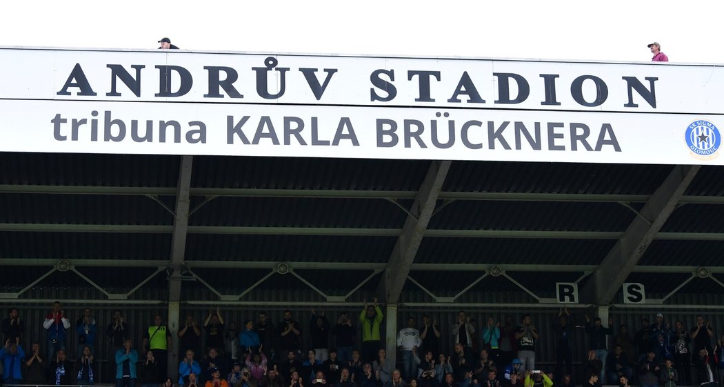 Na olomouckém Andrově stadionu nese jedna z tribun název po legendárním Karlu Brücknerovi