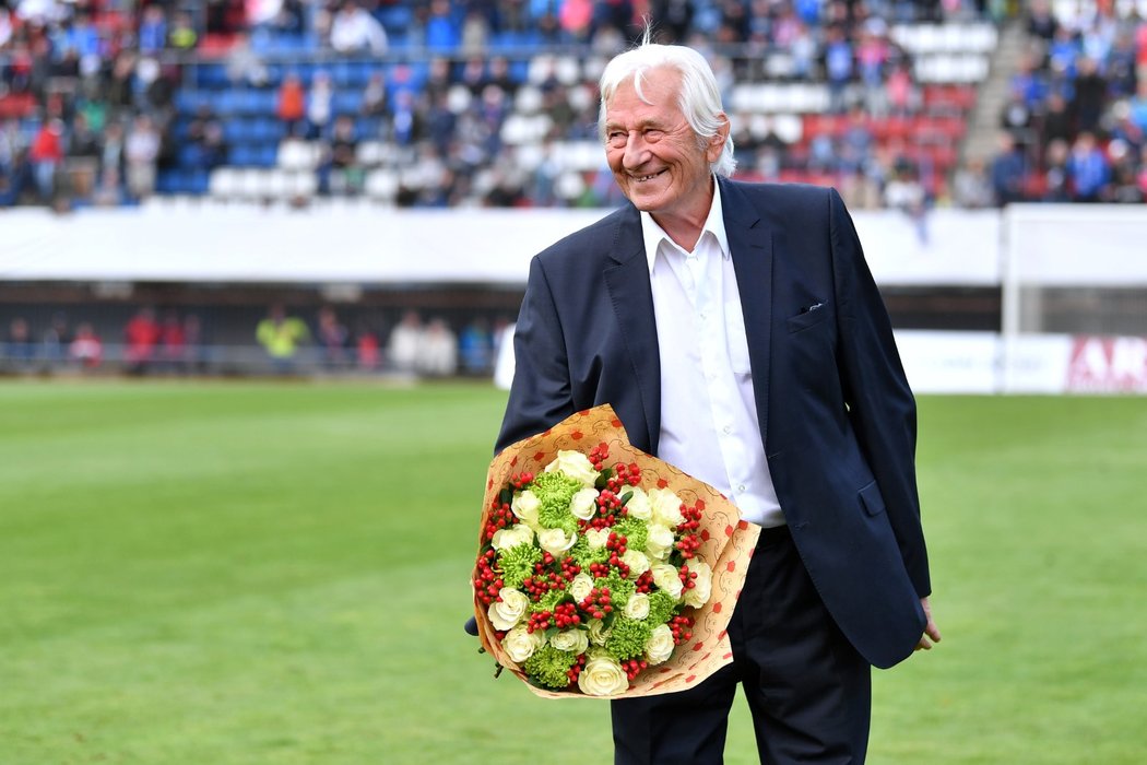 Legendární trenér Karel Brückner se na vyprodaném Andrově stadionu dočkal ohromných ovací