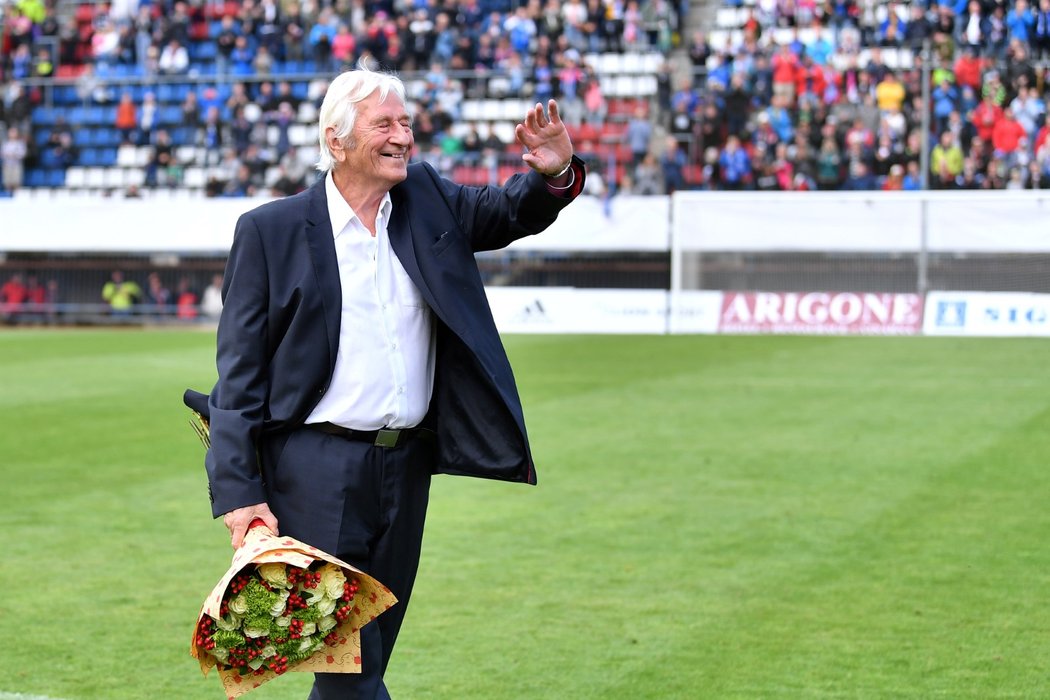 Legendární český trenér Karel Brückner mává fanouškům na Andrově stadionu při oslavách 100 let olomouckého fotbalu