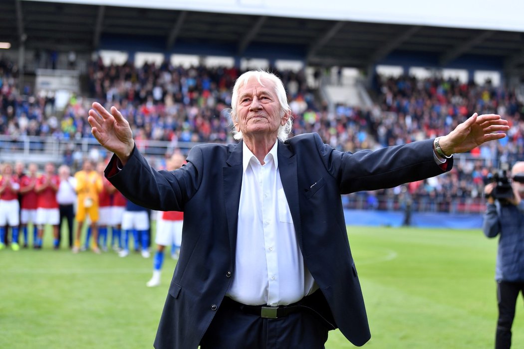 Legendární český trenér Karel Brückner děkuje fanouškům na Andrově stadionu při oslavách 100 let olomouckého fotbalu