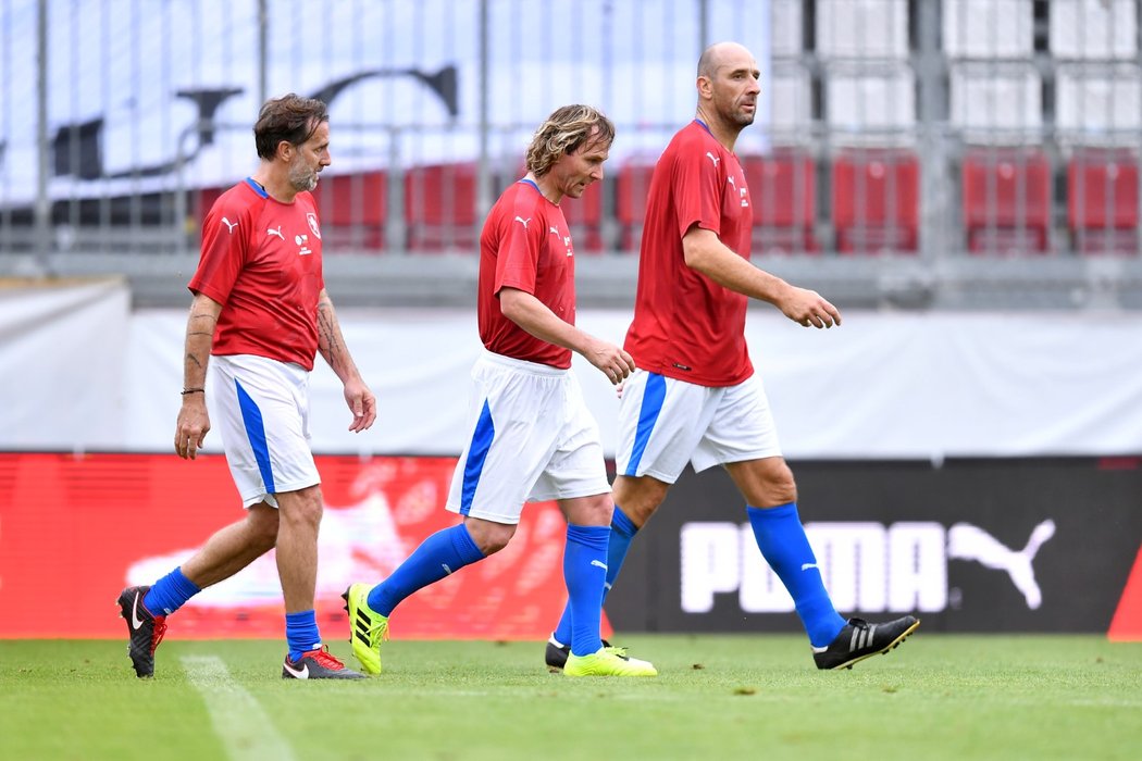 Legendární čeští fotbalisté Pavel Nedvěd a Jan Koller během exhibičního utkání v Olomouci