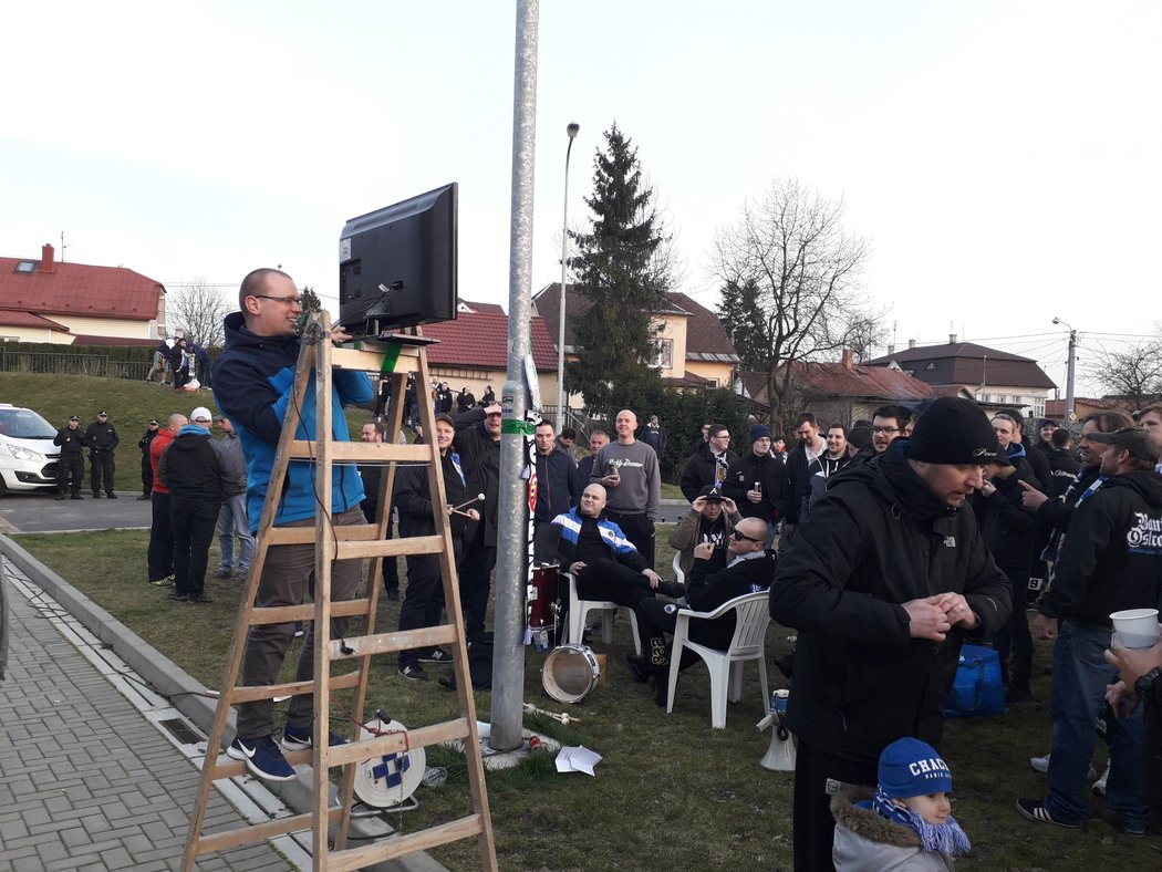 Příznivci ostravského Baníku před Městským stadionem v Karviné