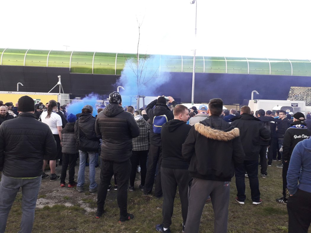 Fanoušci Baníku Ostrava sledují zápas v Karviné za branami stadionu