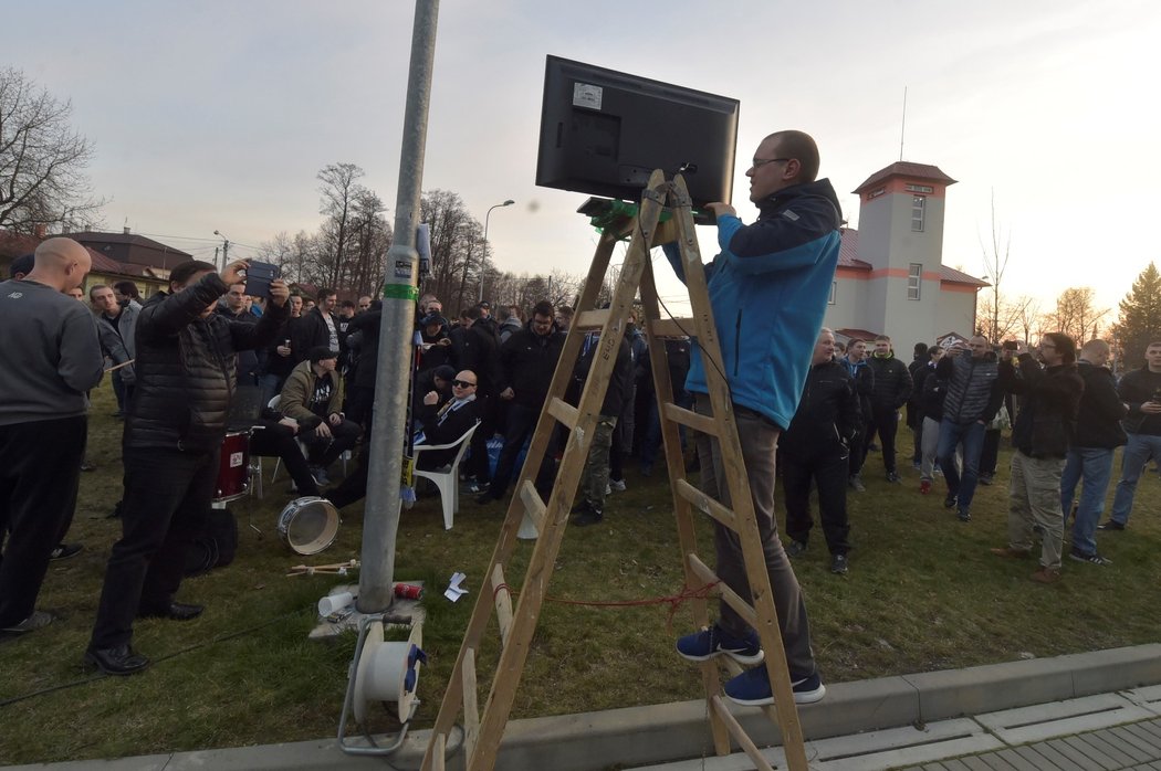 Fotbaloví fanoušci z Ostravy sledují slezské derby v Karviné na televizi před stadionem