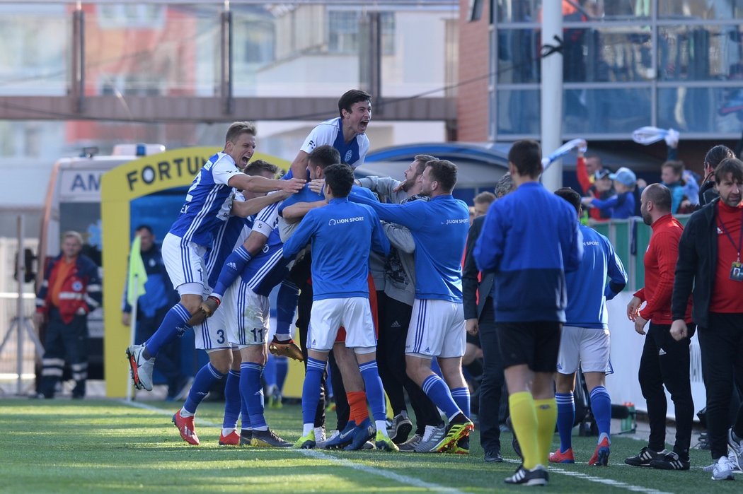 Fotbalisté Mladé Boleslavi se radují z úvodní branky proti Spartě