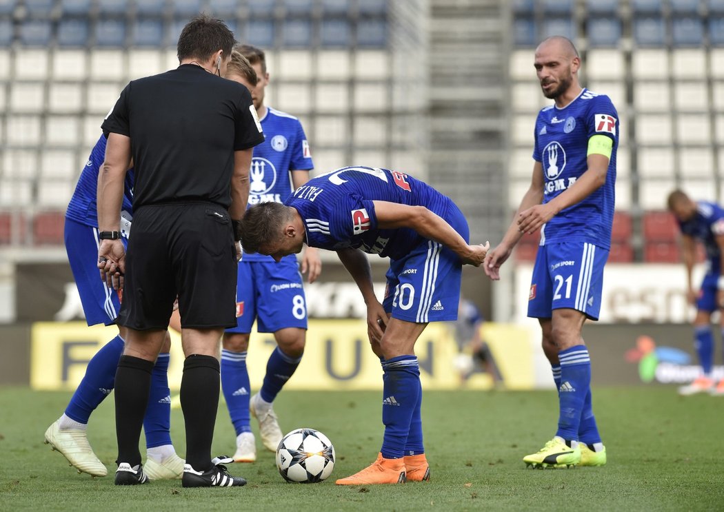 Šimon Falta se chystá k rozehrání standardní situace v duelu Olomouce s Baníkem Ostrava