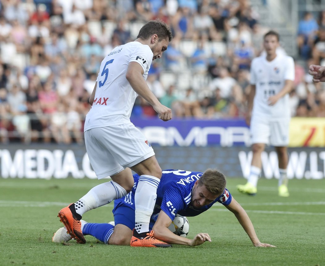 Adam Jánoš se snaží dostat míč, na němž leží David Houska v duelu Baníku Ostrava se Sigmou Olomouc