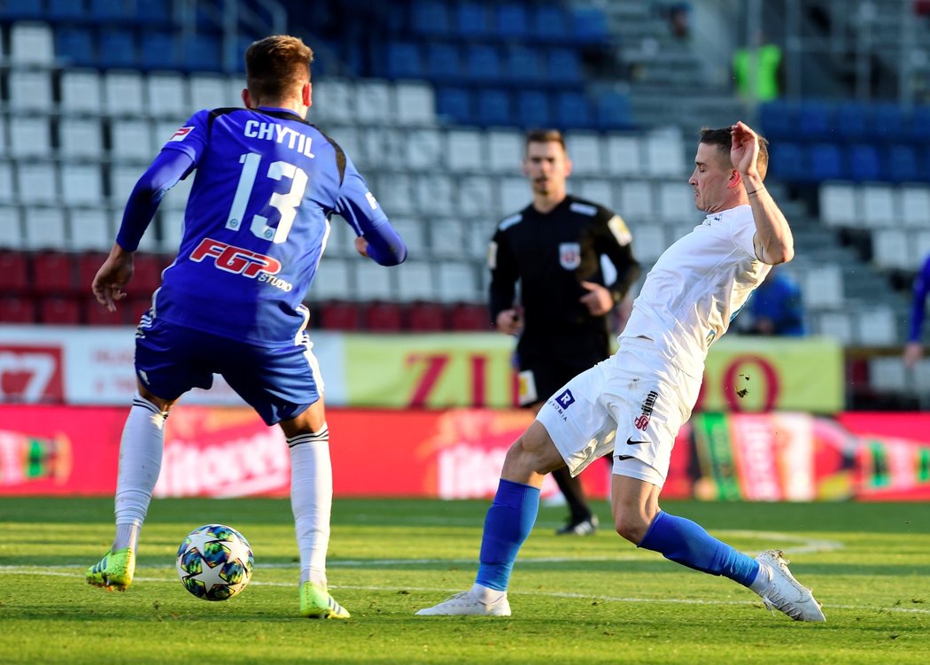 Olomoucký talent Mojmír Chytil se s míčem snaží vyhnout zákroku Tomáše Malinského z Liberce