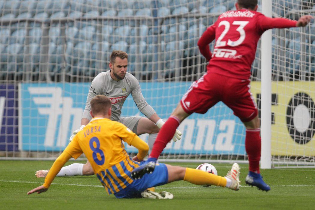 Opavský brankář Vojtěch Šrom zasahuje po akci olomouckého záložníka Tomáše Zahradníčka